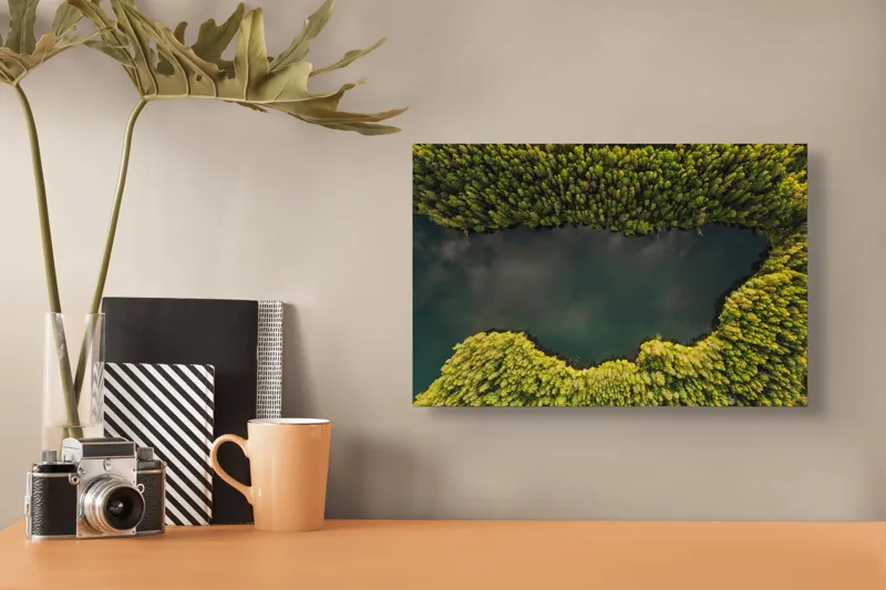 Tablou Canvas, "Inima pădurii de smarald", Copaci, Lac, Natură, Verde, Reflecție, Serenitate, Peisaj, Aerian, Pădure, Tranquilitate, 39 x 26 cm – poza 3