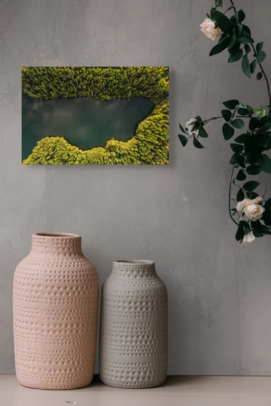 Tablou Canvas, "Inima pădurii de smarald", Copaci, Lac, Natură, Verde, Reflecție, Serenitate, Peisaj, Aerian, Pădure, Tranquilitate, 39 x 26 cm – poza 4