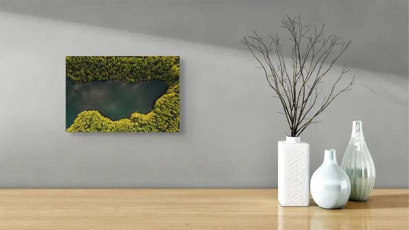 Tablou Canvas, "Inima pădurii de smarald", Copaci, Lac, Natură, Verde, Reflecție, Serenitate, Peisaj, Aerian, Pădure, Tranquilitate, 39 x 26 cm – poza 8