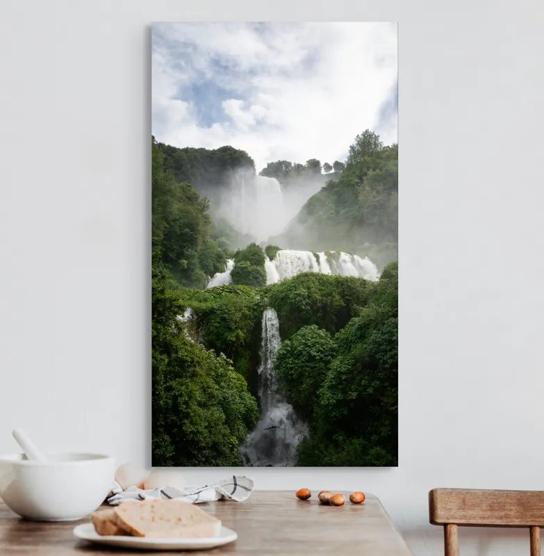 Tablou Canvas, "Cascada în inima pădurii verzi", Cascadă, Natură, Vegetație, Apă, Curgere, Nori, Verdeață, Peisaj, Pădure, Liniște, 50 x 90 cm – poza 3