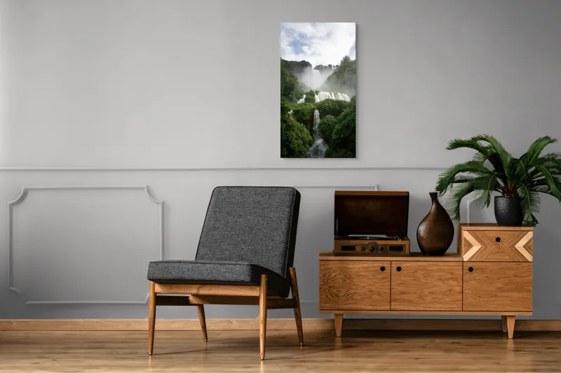 Tablou Canvas, "Cascada în inima pădurii verzi", Cascadă, Natură, Vegetație, Apă, Curgere, Nori, Verdeață, Peisaj, Pădure, Liniște, 50 x 90 cm – poza 8