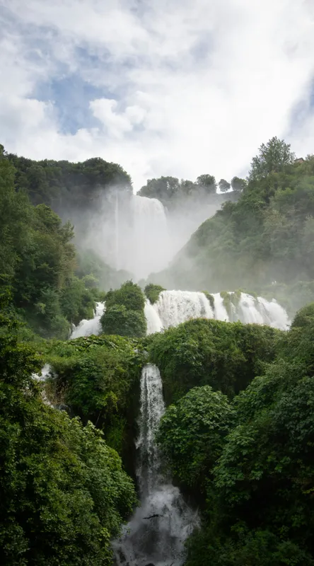 Tablou Canvas, "Cascada în inima pădurii verzi", Cascadă, Natură, Vegetație, Apă, Curgere, Nori, Verdeață, Peisaj, Pădure, Liniște, 50 x 90 cm – poza 2