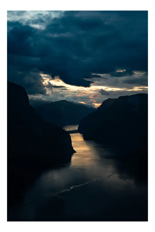 Tablou Canvas, "Răsărit dramatic peste fjord întunecat", Nor, Apus, Munți, Râu, Siluete, Întunecat, Dramatic, Reflectie, Norvegian, Peisaj, 26 x 39 cm