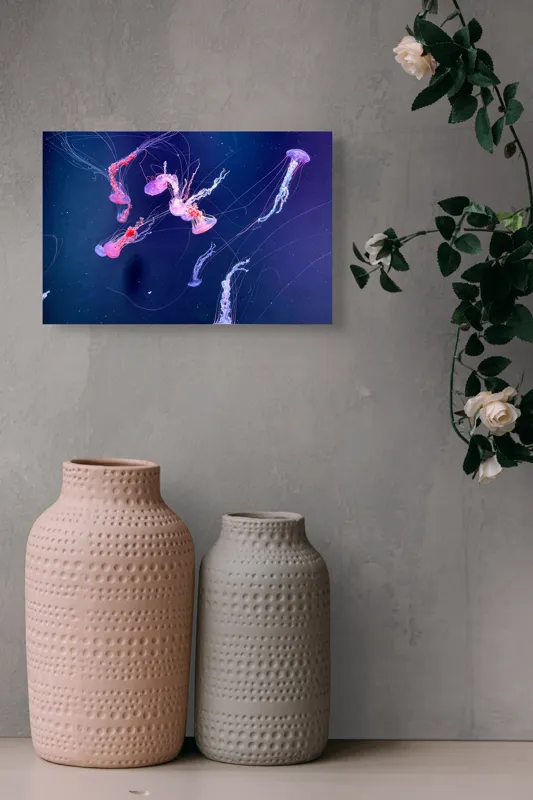 Tablou Canvas, "Dansul grațios al meduzelor colorate", Jeleuri, Strălucire, Acvatic, Fascinație, Albastru, Mister, Mișcare, Grație, Înflorire, Ocean., 39 x 26 cm – poza 4