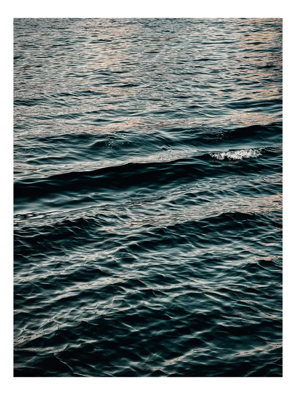 Tablou Canvas, "Misterul valurilor la apusul soarelui", Valuri, Reflectii, Textura, Libertate, Mister, Calm, Profunzime, Albastru, Infinit, Liniste, 50 x 70 cm