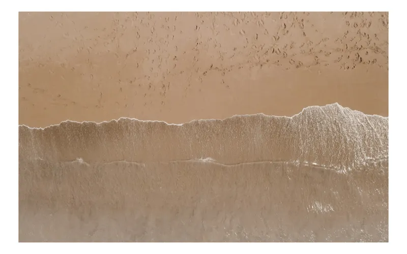Tablou Canvas, "Urmele pașilor pe țărmul nisipos", Valuri, Nisip, Textură, Spumă, Liniște, Natură, Ocean, Mal, 100 x 70 cm