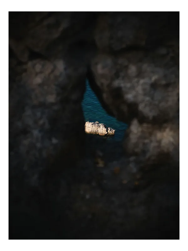 Tablou Canvas, "Privire prin stâncă spre mare", Pietre, Apă, Vizor, Albastru, Natură, Contrast, Vedere, Focalizare, Întuneric, Lumină, 50 x 70 cm