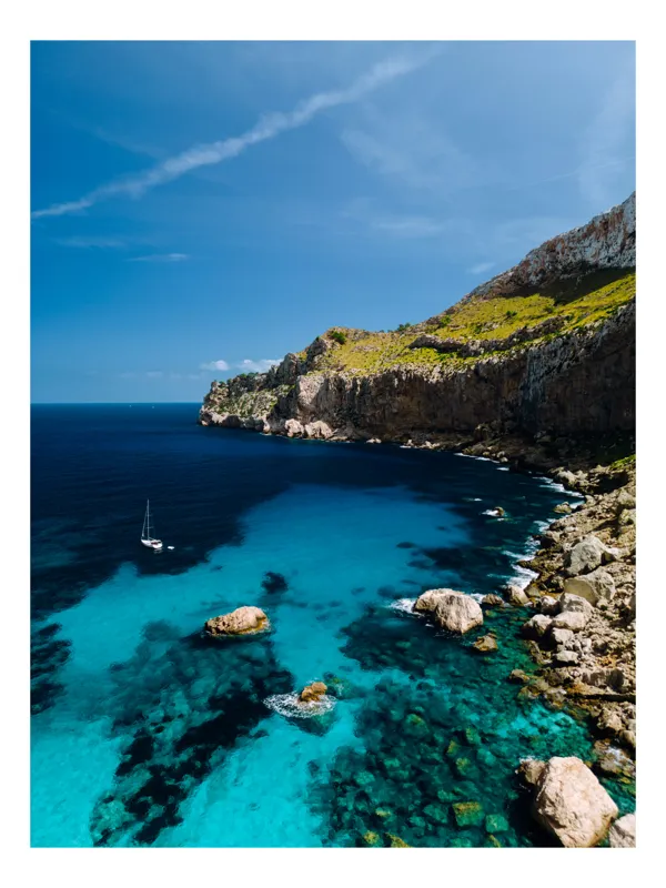 Tablou Canvas, "Velele singuratice ale mării azurii", Azur, Stânci, Velier, Albastru, Natură, Paradis, Serpentine, Valuri, Vegetație, 50 x 70 cm