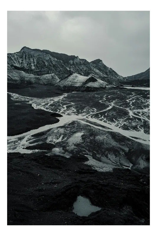 Tablou Canvas, "Ținuturi Vulcanice în Cenușiu Întunecat", Descriere, Dramatic, Mozaic, Rocos, Contrast, Tăcut, Întins, Rece, Misterios, Rugos, Pustiu, Aspru, Întunecat, 39 x 54 cm