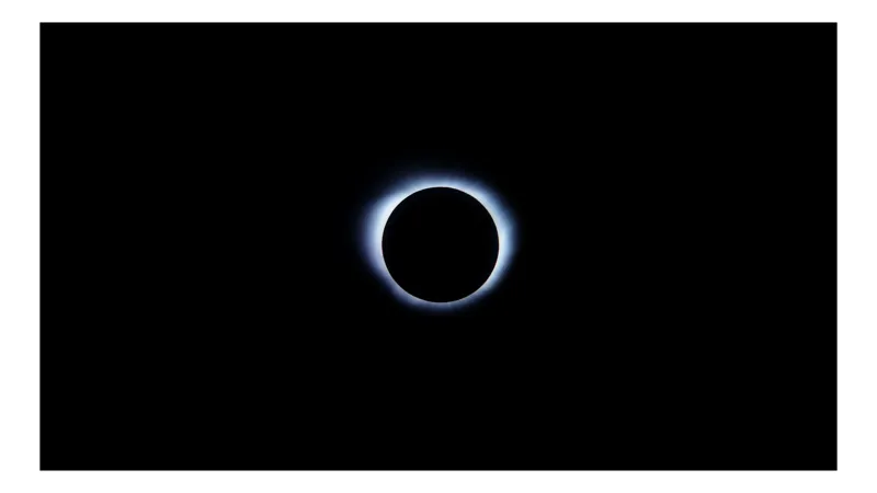 Tablou Canvas, "Coronă solară în eclipsă totală", Intuneric, Mister, Corona, Eclipse, Lumina, Ceruri, Astronomie, Fenomen, Sublim, Infinit., 100 x 100 cm