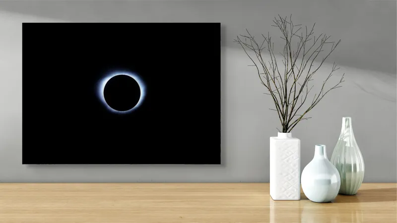 Tablou Canvas, "Coronă solară în eclipsă totală", Intuneric, Mister, Corona, Eclipse, Lumina, Ceruri, Astronomie, Fenomen, Sublim, Infinit., 70 x 50 cm – poza 3