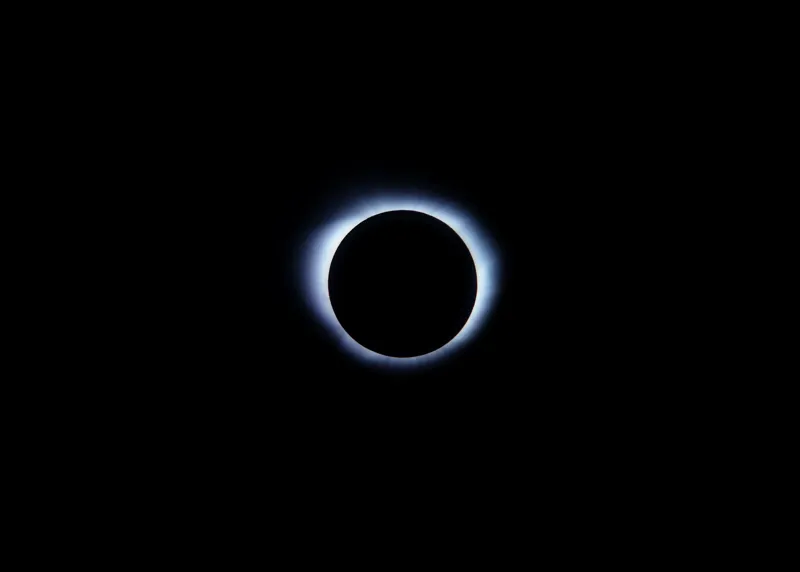 Tablou Canvas, "Coronă solară în eclipsă totală", Intuneric, Mister, Corona, Eclipse, Lumina, Ceruri, Astronomie, Fenomen, Sublim, Infinit., 70 x 50 cm – poza 2