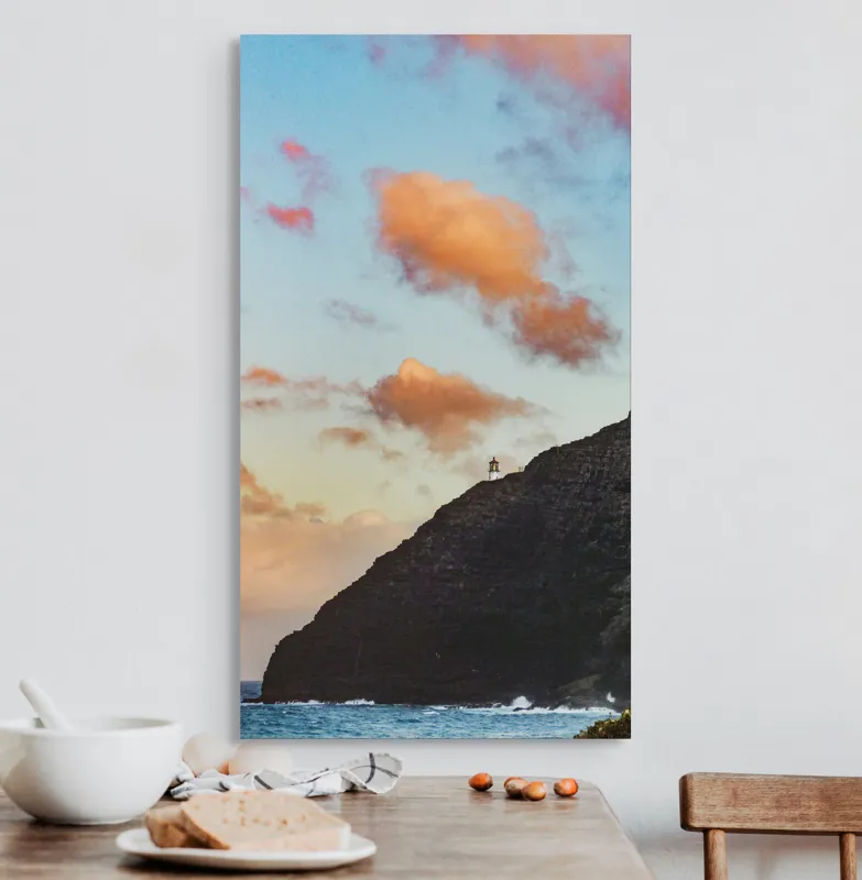 Tablou Canvas, "Far de veghe pe promontoriu stâncos", Ocean, Stâncă, Apus, Nor, Far, Cer, Valuri, Peisaj, Culoare, Contrast, 50 x 90 cm – poza 3