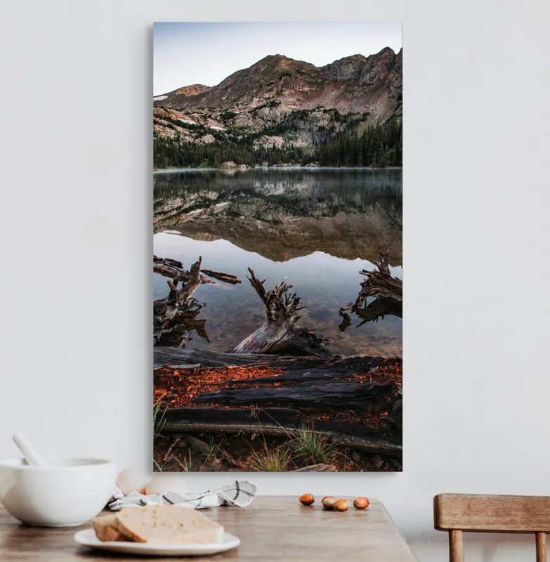Tablou Canvas, "Reflexiile muntelui în lac liniștit", Reflecție, Măreție, Natură, Tranquilitate, Munți, Liniște, Frumusețe, Lemn, Apus, Apă, Sălbăticie, Peisaj, 50 x 90 cm – poza 3