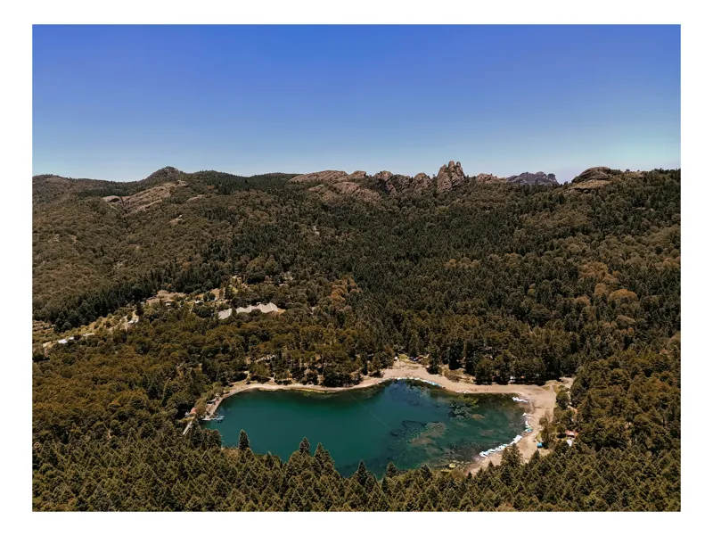 Tablou Canvas, "Lacul ascuns în inima pădurii", Lac, Pădure, Munți, Cer, Verdeață, Natură, Peisaj, Tranquilitate, Aventură, Frumusețe, Răcoare, Linște, 39 x 26 cm