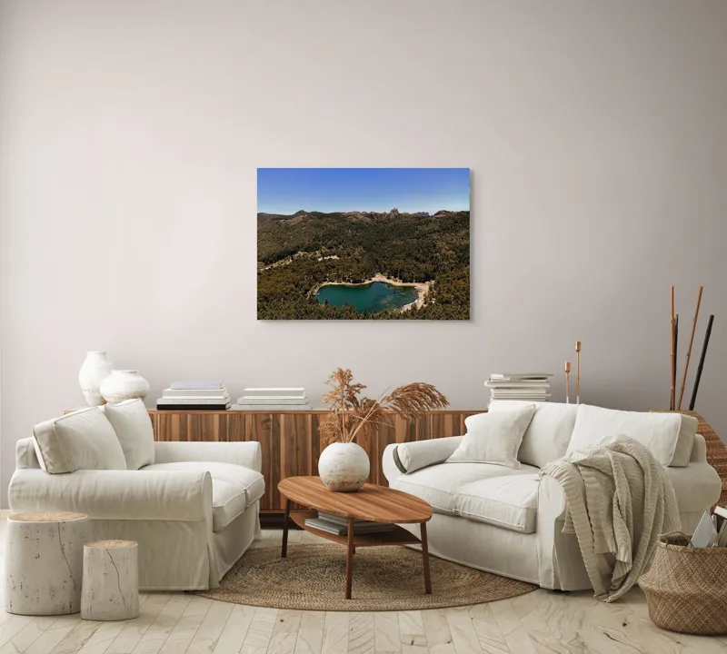 Tablou Canvas, "Lacul ascuns în inima pădurii", Lac, Pădure, Munți, Cer, Verdeață, Natură, Peisaj, Tranquilitate, Aventură, Frumusețe, Răcoare, Linște, 100 x 70 cm – poza 3