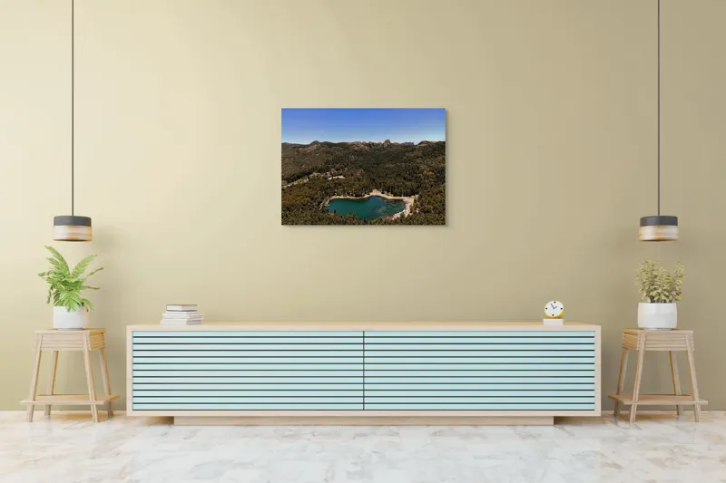 Tablou Canvas, "Lacul ascuns în inima pădurii", Lac, Pădure, Munți, Cer, Verdeață, Natură, Peisaj, Tranquilitate, Aventură, Frumusețe, Răcoare, Linște, 100 x 70 cm – poza 4