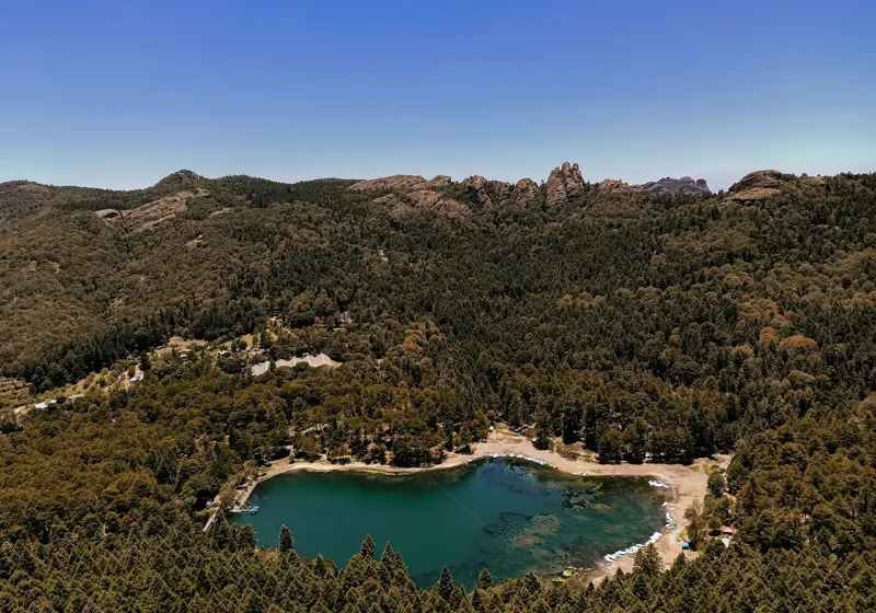 Tablou Canvas, "Lacul ascuns în inima pădurii", Lac, Pădure, Munți, Cer, Verdeață, Natură, Peisaj, Tranquilitate, Aventură, Frumusețe, Răcoare, Linște, 100 x 70 cm – poza 2