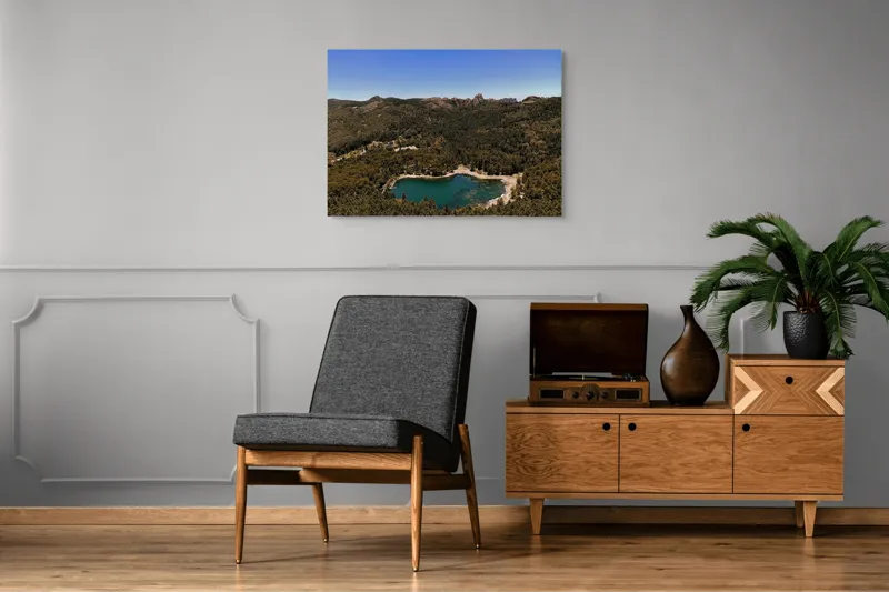 Tablou Canvas, "Lacul ascuns în inima pădurii", Lac, Pădure, Munți, Cer, Verdeață, Natură, Peisaj, Tranquilitate, Aventură, Frumusețe, Răcoare, Linște, 100 x 70 cm – poza 8