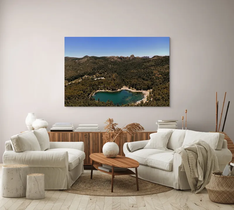 Tablou Canvas, "Lacul ascuns în inima pădurii", Lac, Pădure, Munți, Cer, Verdeață, Natură, Peisaj, Tranquilitate, Aventură, Frumusețe, Răcoare, Linște, 150 x 100 cm – poza 3