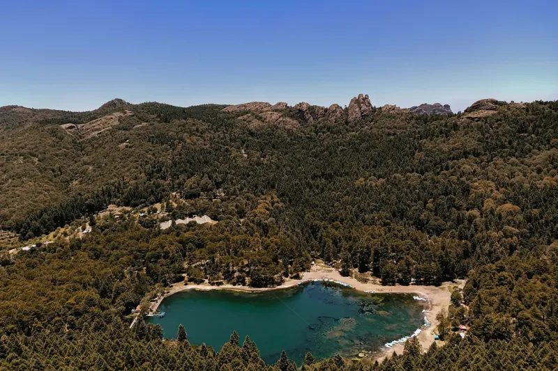 Tablou Canvas, "Lacul ascuns în inima pădurii", Lac, Pădure, Munți, Cer, Verdeață, Natură, Peisaj, Tranquilitate, Aventură, Frumusețe, Răcoare, Linște, 150 x 100 cm – poza 2