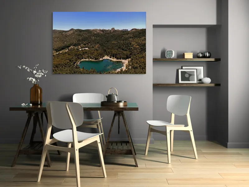 Tablou Canvas, "Lacul ascuns în inima pădurii", Lac, Pădure, Munți, Cer, Verdeață, Natură, Peisaj, Tranquilitate, Aventură, Frumusețe, Răcoare, Linște, 150 x 100 cm – poza 5