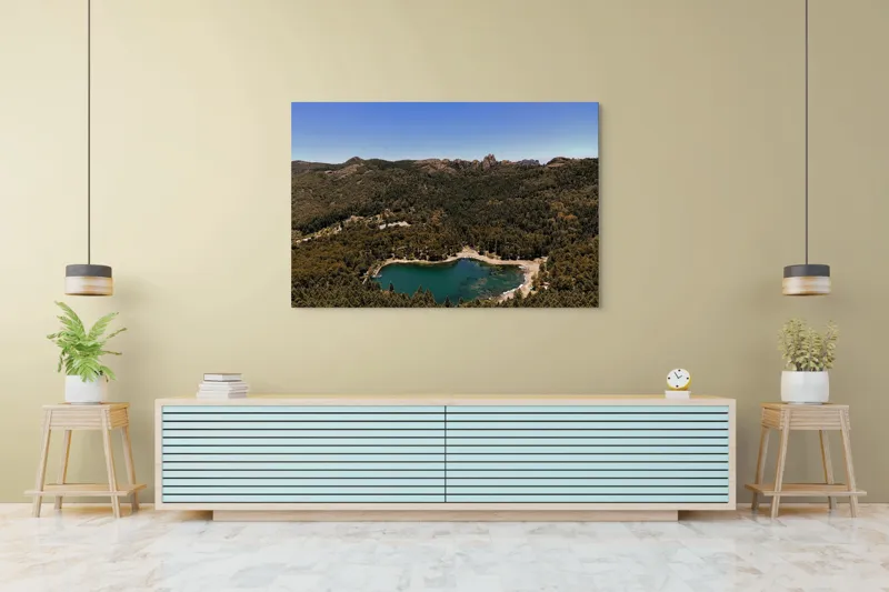 Tablou Canvas, "Lacul ascuns în inima pădurii", Lac, Pădure, Munți, Cer, Verdeață, Natură, Peisaj, Tranquilitate, Aventură, Frumusețe, Răcoare, Linște, 150 x 100 cm – poza 6