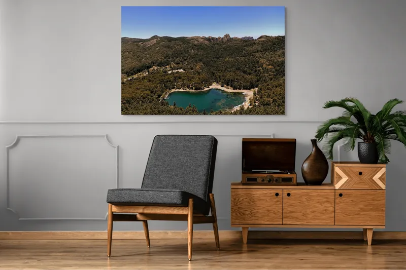 Tablou Canvas, "Lacul ascuns în inima pădurii", Lac, Pădure, Munți, Cer, Verdeață, Natură, Peisaj, Tranquilitate, Aventură, Frumusețe, Răcoare, Linște, 150 x 100 cm – poza 8