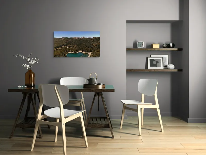 Tablou Canvas, "Lacul ascuns în inima pădurii", Lac, Pădure, Munți, Cer, Verdeață, Natură, Peisaj, Tranquilitate, Aventură, Frumusețe, Răcoare, Linște, 90 x 50 cm – poza 3