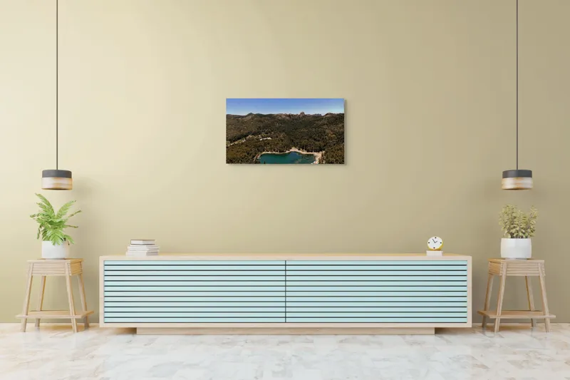 Tablou Canvas, "Lacul ascuns în inima pădurii", Lac, Pădure, Munți, Cer, Verdeață, Natură, Peisaj, Tranquilitate, Aventură, Frumusețe, Răcoare, Linște, 90 x 50 cm – poza 5