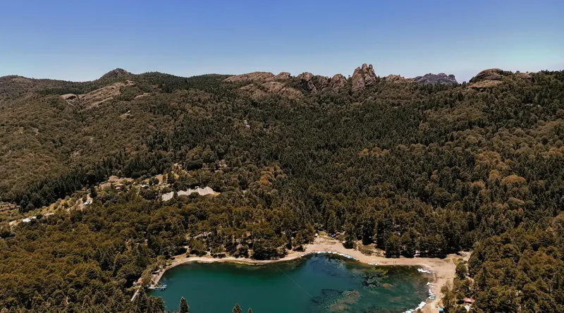 Tablou Canvas, "Lacul ascuns în inima pădurii", Lac, Pădure, Munți, Cer, Verdeață, Natură, Peisaj, Tranquilitate, Aventură, Frumusețe, Răcoare, Linște, 90 x 50 cm – poza 2