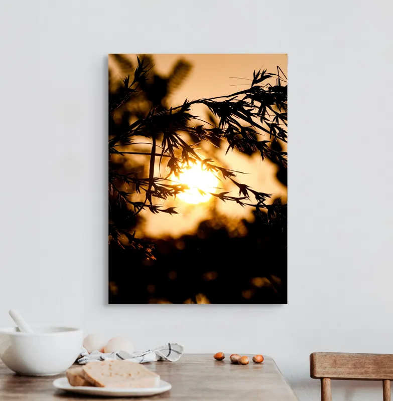 Tablou Canvas, "Soarele de apus printre frunze", Apus, Siluete, Ramuri, Strălucire, Natură, 50 x 70 cm – poza 3