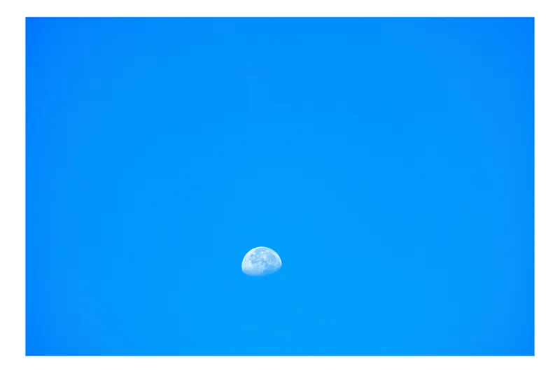 Tablou Canvas, "Luna pe cerul albastru luminos", Lună, Albastru, Cer, Zi, Senin, 54 x 39 cm