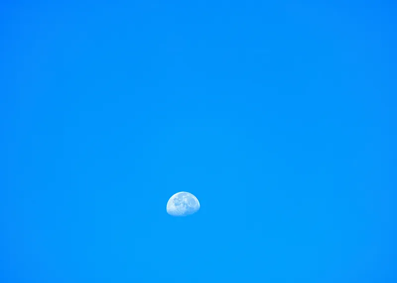 Tablou Canvas, "Luna pe cerul albastru luminos", Lună, Albastru, Cer, Zi, Senin, 70 x 50 cm – poza 2