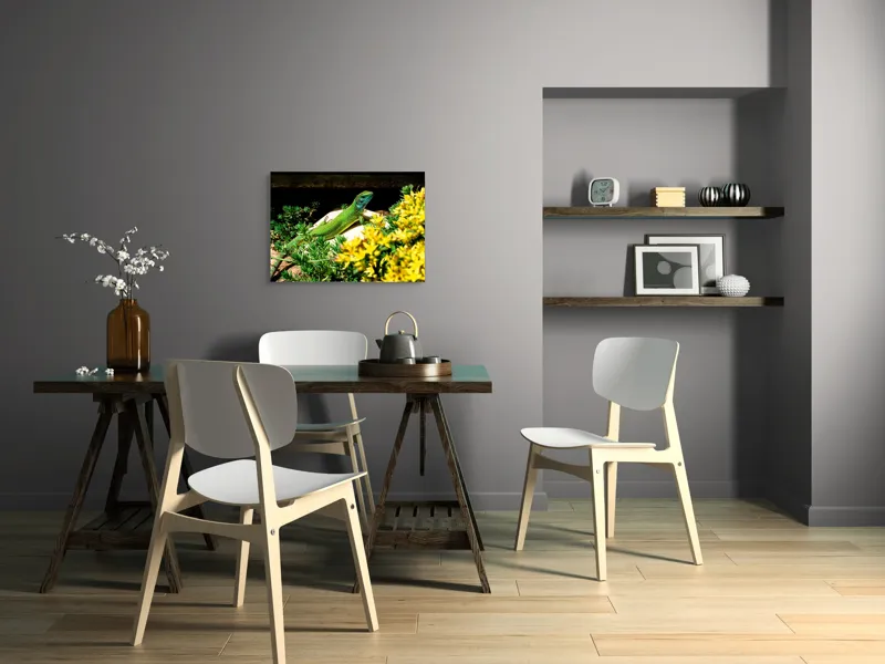 Tablou Canvas, "Șopârla verde printre flori galbene", Șopârlă, Verde, Galben, Flori, Natură, Soare, Tufișuri, Habitat, Culoare, Vivacitate, 70 x 50 cm – poza 5