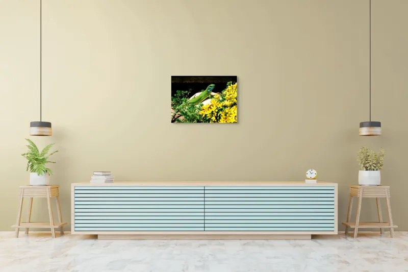 Tablou Canvas, "Șopârla verde printre flori galbene", Șopârlă, Verde, Galben, Flori, Natură, Soare, Tufișuri, Habitat, Culoare, Vivacitate, 70 x 50 cm – poza 7
