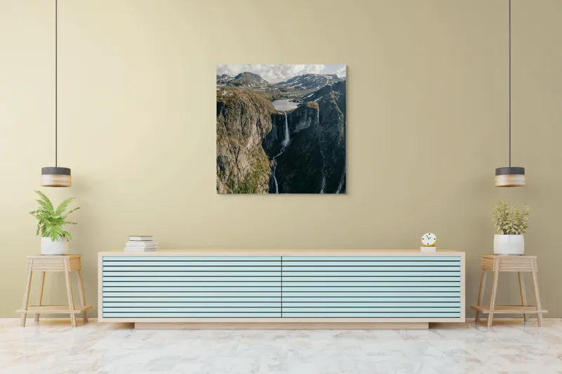 Tablou Canvas, "Cascada din munții scăldați de soare", Cascade, Stânci, Vale, Munți, Cer, Nori, Lac, Vegetație, Apă, Natură, 100 x 100 cm – poza 5