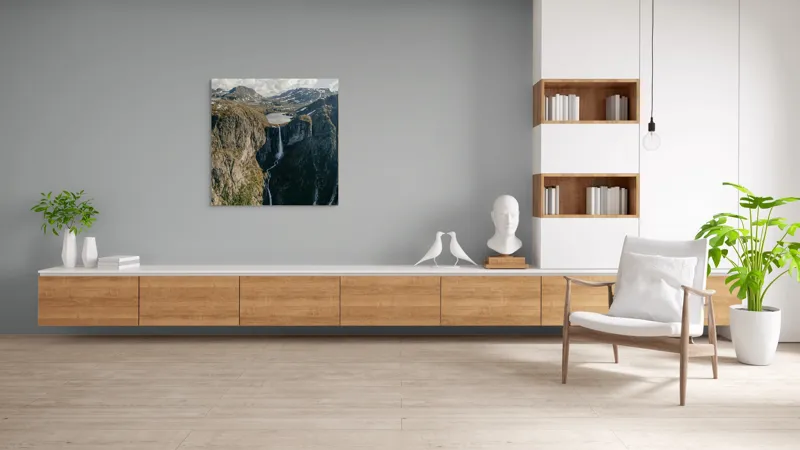 Tablou Canvas, "Cascada din munții scăldați de soare", Cascade, Stânci, Vale, Munți, Cer, Nori, Lac, Vegetație, Apă, Natură, 100 x 100 cm – poza 8