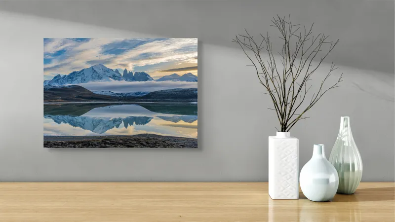 Tablou Canvas, "Reflecții ale munților în apă cristalină", Munte, Lac, Reflecție, Nor, Cer, Apus, Peisaj, Natură, Frumusețe, Răsărit, 54 x 39 cm – poza 3