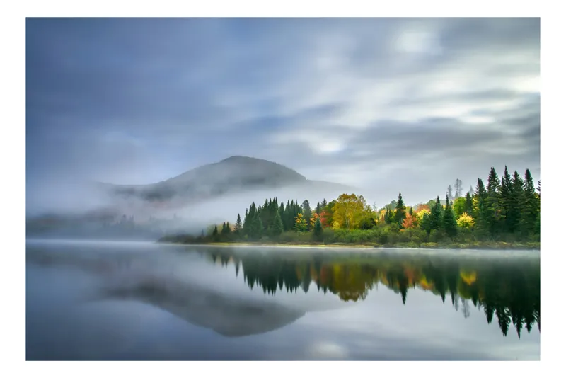 Tablou Canvas, "Misterul dimineții în munții învăluiți", Ceață, Pădure, Reflecție, Lac, Munți, Cer, Calm, Toamnă, Verde, Liniște, 100 x 100 cm