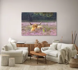 Tablou Canvas, "Vacă din Highlands printre flori mov", 150 x 100 cm – poza 3