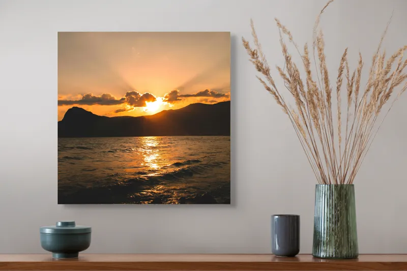 Tablou Canvas, "Apus de soare pe mare liniștită", Apus, Munte, Mare, Nori, Lumina, Reflexie, Siluetă, Cer, Valuri, Liniște, 50 x 50 cm – poza 4