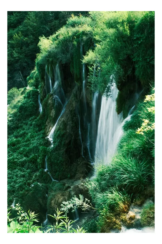Tablou Canvas, "Cascada naturii în lumină verde", Cascadă, Vegetație, Roci, Apă, Verdeață, Natură, Lumină., 39 x 54 cm