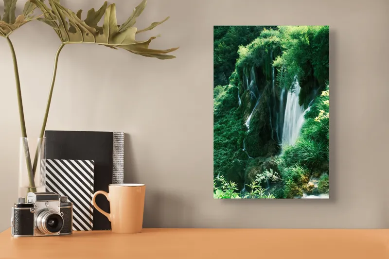 Tablou Canvas, "Cascada naturii în lumină verde", Cascadă, Vegetație, Roci, Apă, Verdeață, Natură, Lumină., 26 x 39 cm – poza 3