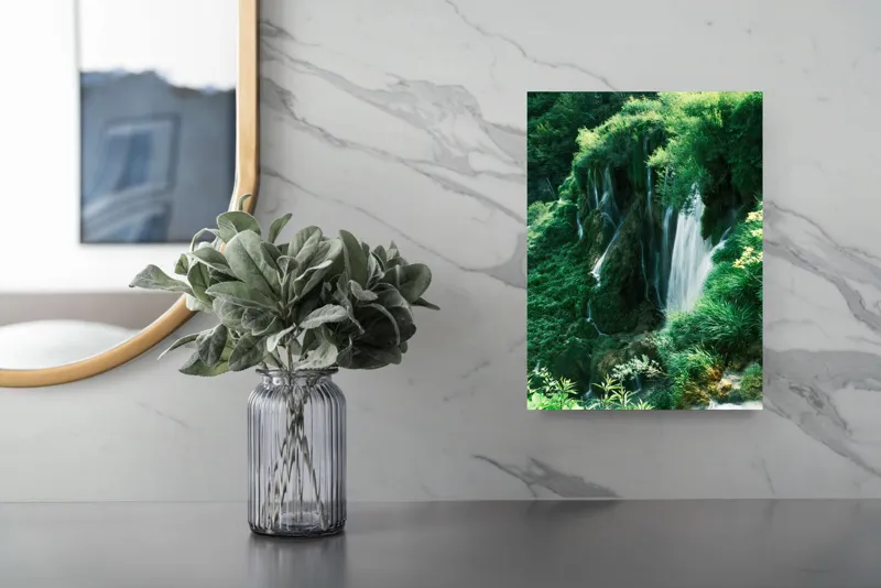 Tablou Canvas, "Cascada naturii în lumină verde", Cascadă, Vegetație, Roci, Apă, Verdeață, Natură, Lumină., 26 x 39 cm – poza 4