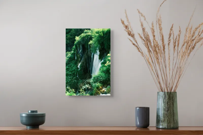 Tablou Canvas, "Cascada naturii în lumină verde", Cascadă, Vegetație, Roci, Apă, Verdeață, Natură, Lumină., 26 x 39 cm – poza 5