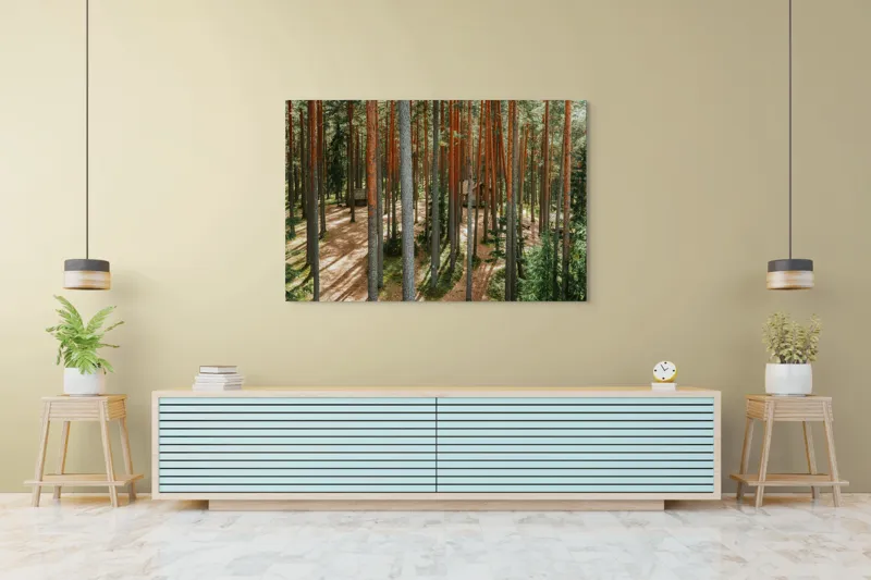 Tablou Canvas, "Coliba ascunsă în pădurea deasă", Pădure, Copaci, Cabane, Lumină, Umbre, Natură, Timp, Liniște, Verdeață, Trunchiuri, 150 x 100 cm – poza 6