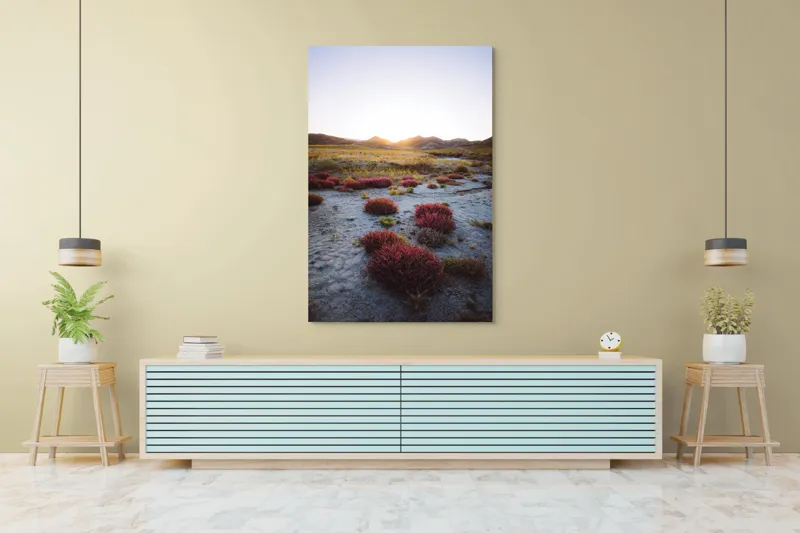 Tablou Canvas, "Apus peste câmpul înflorit uscat", Răsărit, Peisaj, Pajiște, Flori, Tufișuri, Culoare, Natură, Serenitate, Dealuri, Lumină, 100 x 150 cm – poza 4