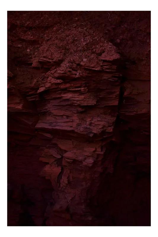 Tablou Canvas, "Straturi de rocă roșie în amurg", Rugozitate, Textură, Straturi, Roșu-Închis, Eroziune, Natură, Mineral., 50 x 90 cm