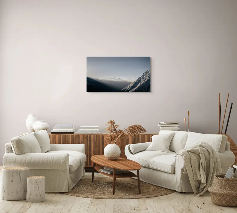 Tablou Canvas, "Dimineață senină în munții înzăpeziți", Munte, Lumină, Umbre, Albastru, Îndepărtare, Înnourat, Calm, Rece, 90 x 50 cm – poza 4